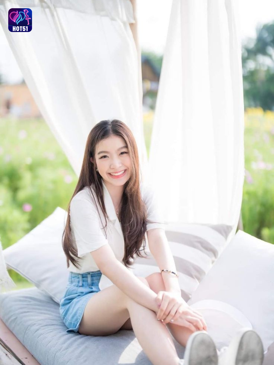 Beautiful girl live stream on Hot51 app