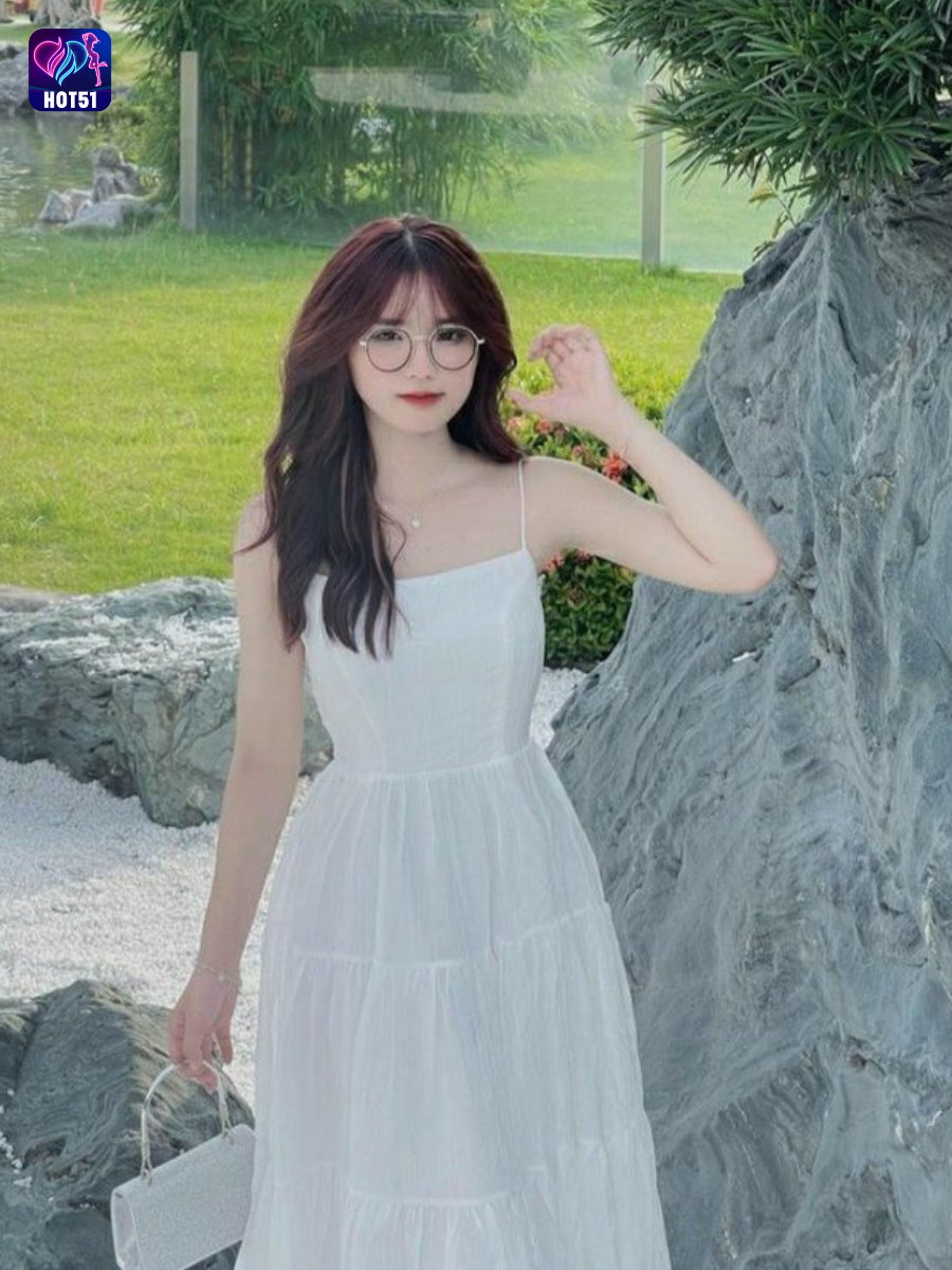 Beautiful girl live stream on Hot51 app