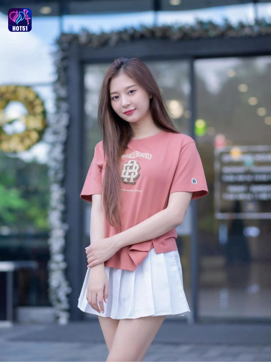 Beautiful girl live stream on Hot51 app