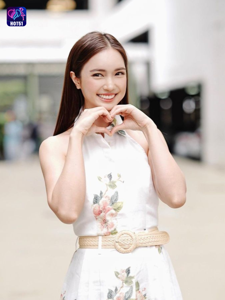 Beautiful girl live stream on Hot51 app